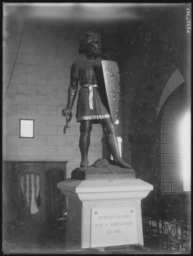 Statue de Robert le Fort