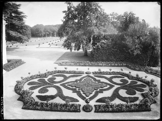 Parc : vue plongeante sur un parterre de fleurs