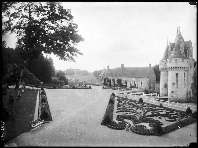 Château et châtelet d'entrée, parterre de fleurs au premier plan