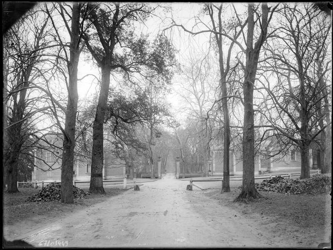 Pavillons de garde et grilles d'entrée