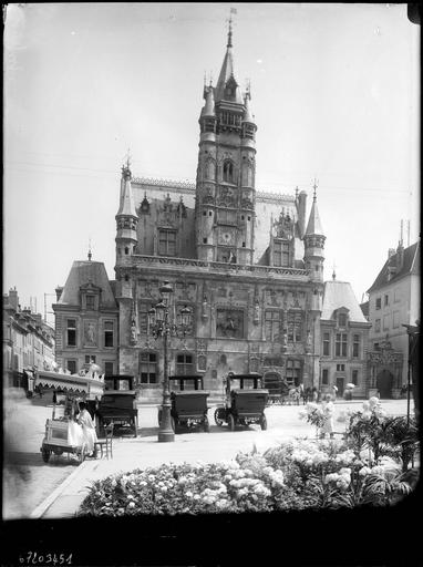 Ensemble sur la place, automobiles