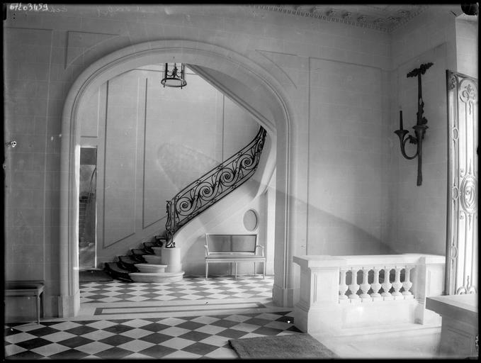 Intérieur : hall d'entrée, départ d'escalier