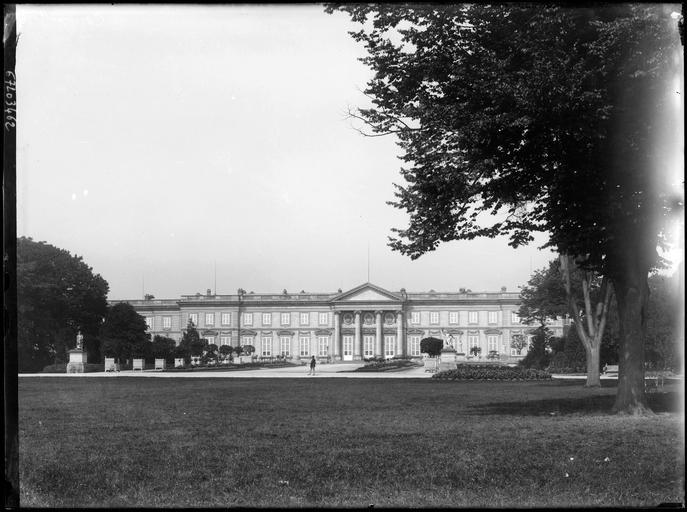 Façade sur parc, allée