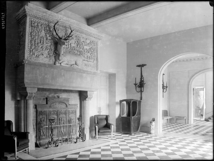 Intérieur : cheminée et arcades