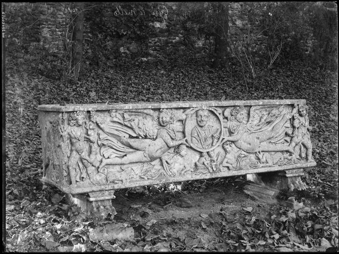 Parc : banc de pierre sculptée