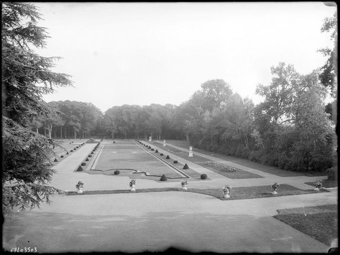 Parc : parterre, vases