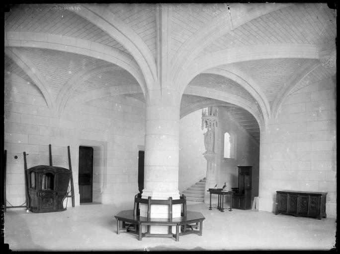 Intérieur : salle voûtée, chaise à porteurs