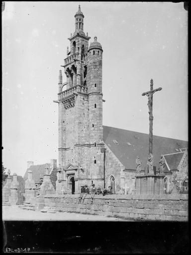 Clocher et calvaire, enfants sur un mur