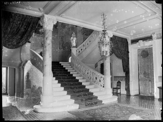 Intérieur : le grand escalier et le hall