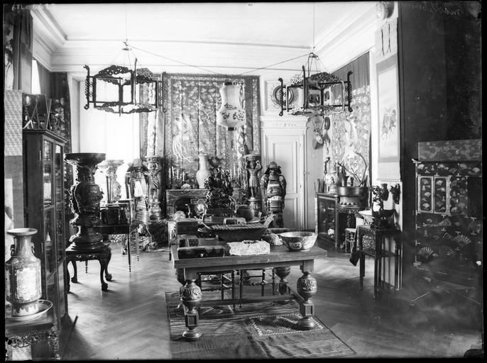 Intérieur : salle d'exposition, collection de vases, statues et mobilier