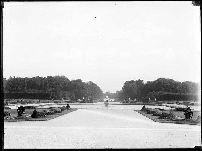 Parc, vue vers le canal, parterres et bassin