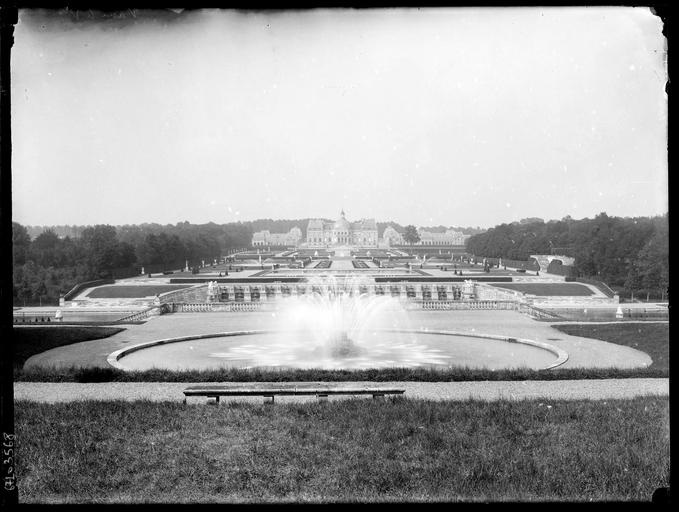 Parc, vue d'ensemble prise du bassin de la gerbe