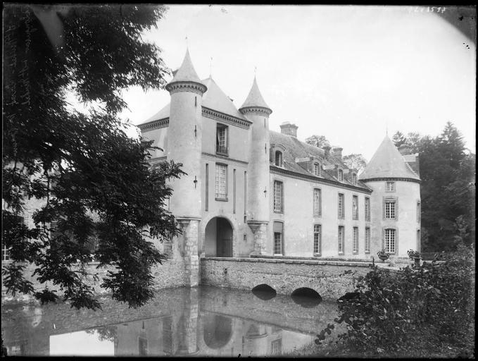 Façade sur douves vue en perspective