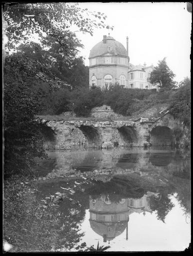 Pavillon octogonal, pont en pierre et rivière au premier plan