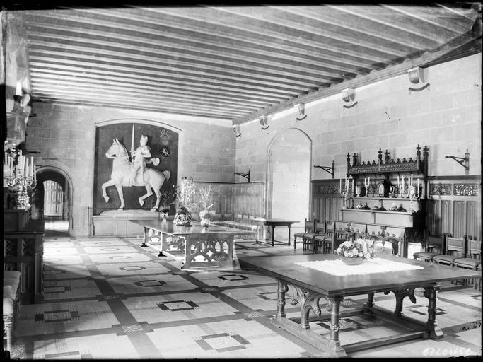 Intérieur : salle à manger avec statue équestre