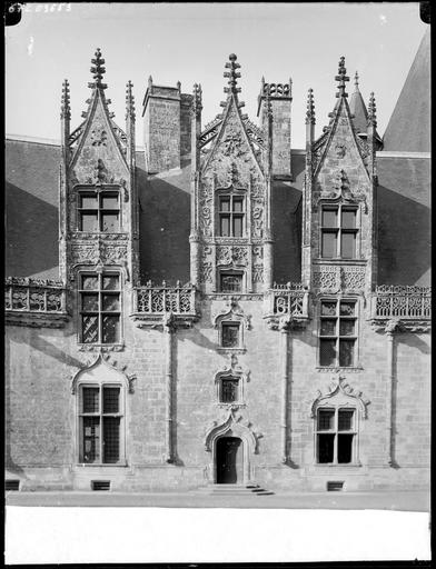 Façade sur cour, détail : portes et fenestrage