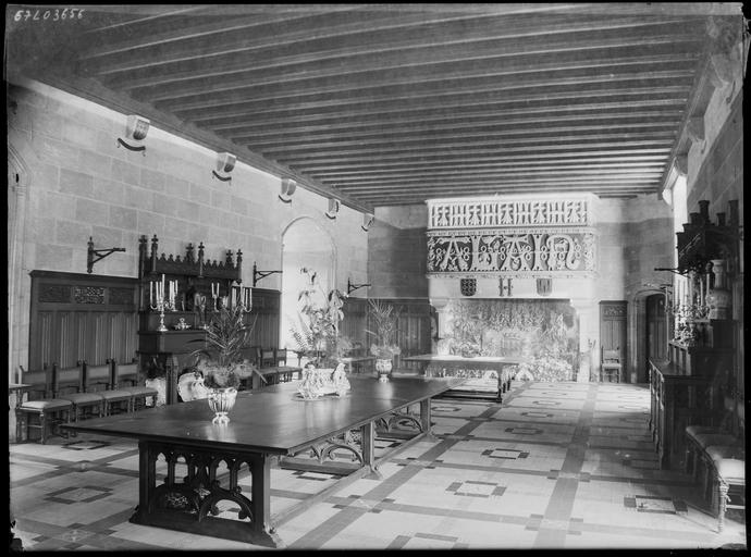 Intérieur : salle à manger avec cheminée