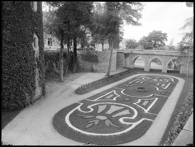 Parc : parterres de fleurs, pont à arches