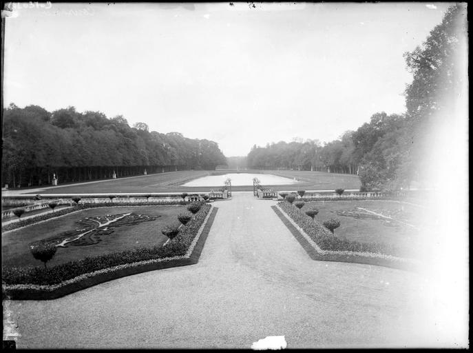 Parc : parterres de fleurs, bassin