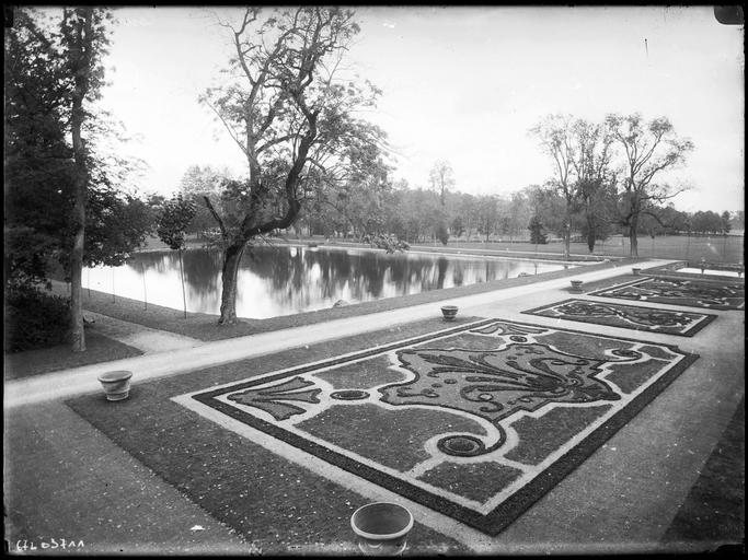 Parc : parterres de fleurs, bassin