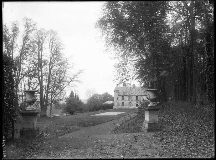 Parc et vue partielle du château