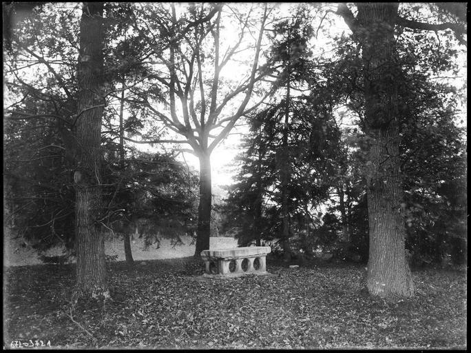 Parc : table en pierre