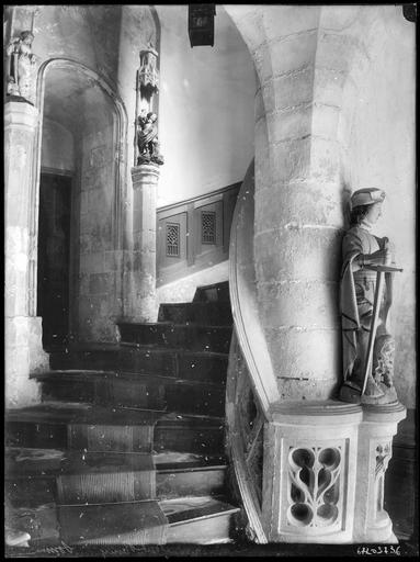 Intérieur : escalier à vis, statues