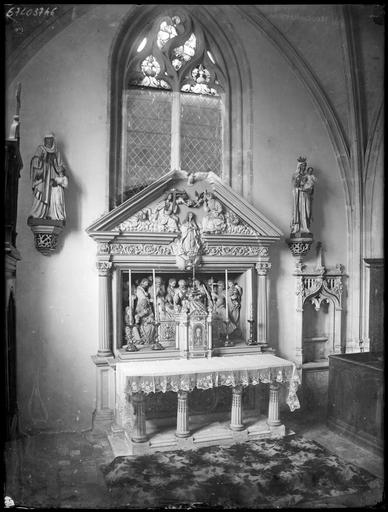 Intérieur : retable d'une chapelle