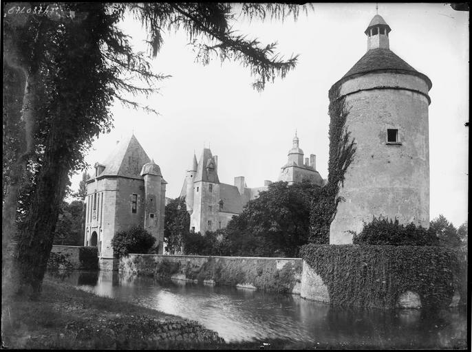 Ensemble sur douves, châtelet d'entrée et tour