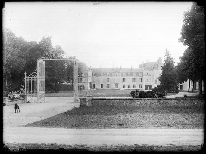 Ensemble sur la cour d'honneur, grilles d'entrée