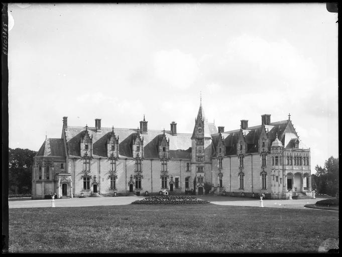 Façade principale et cour d'honneur