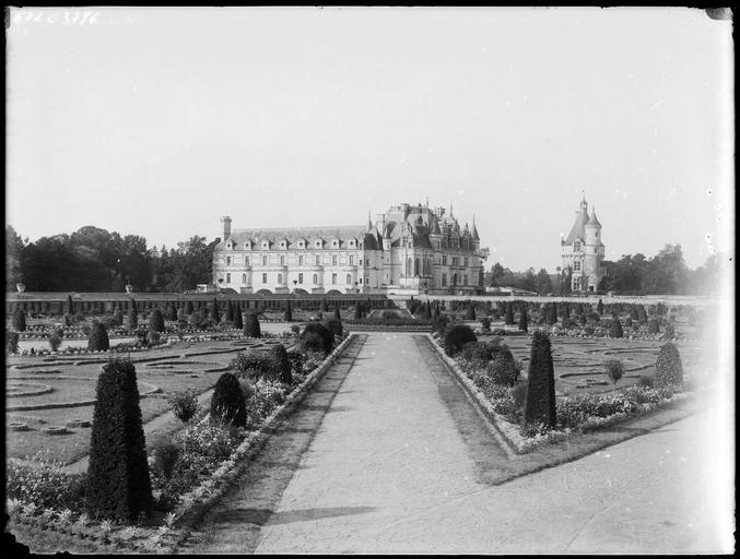 Ensemble et donjon sur parc, parterres de fleurs