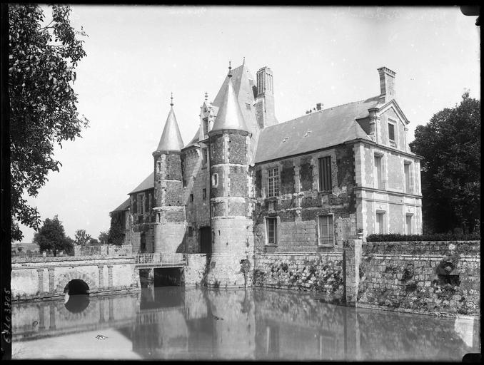 Façade ouest sur douves