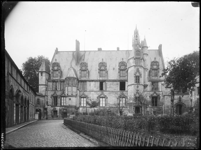 Ancien palais épiscopal, ancien palais de justice, actuellement musée départemental de l'Oise