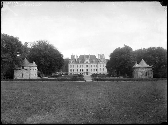 Façade et pavillons d'entrée