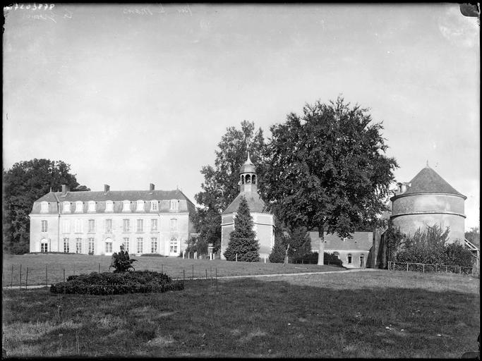 Ensemble sur parc, pigeonnier et tour