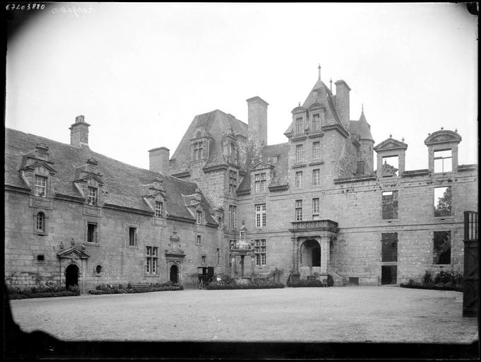 Cour d'honneur : façade principale et puits