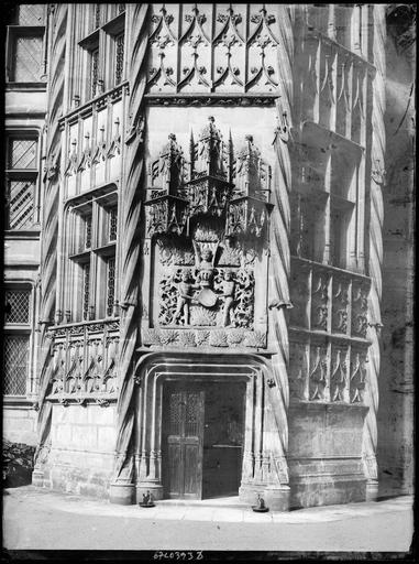 Tour du lion, aile nord : détail de la porte de la tourelle d'escalier