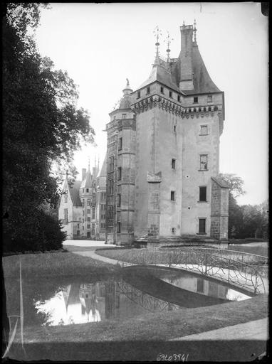 Façade vue en perspective, petit pont sur rivière