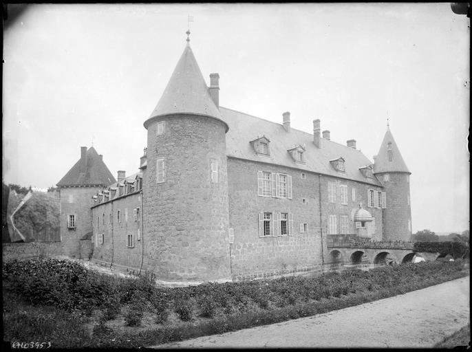 Ensemble sur douves, pont en pierre