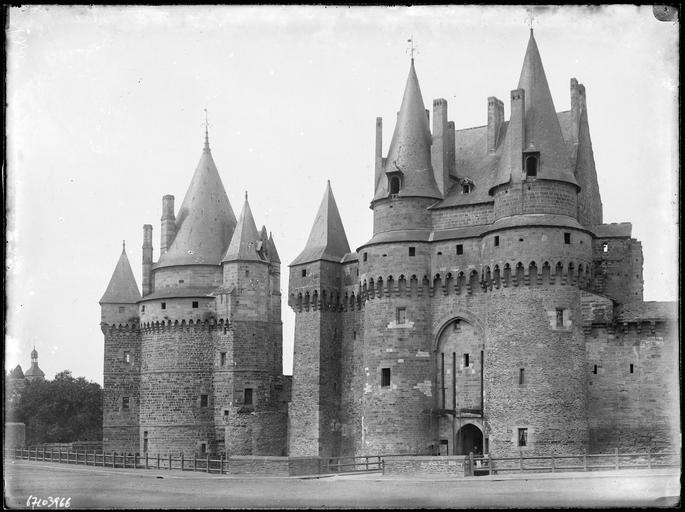 Châtelet d'entrée et tour Saint-Laurent