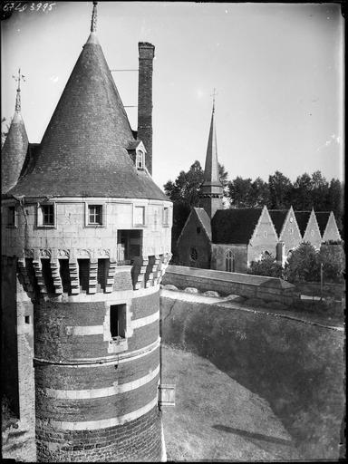 Tour du château et église