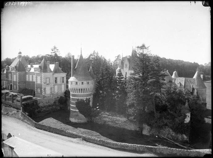 Ensemble : châtelet, tours, logis