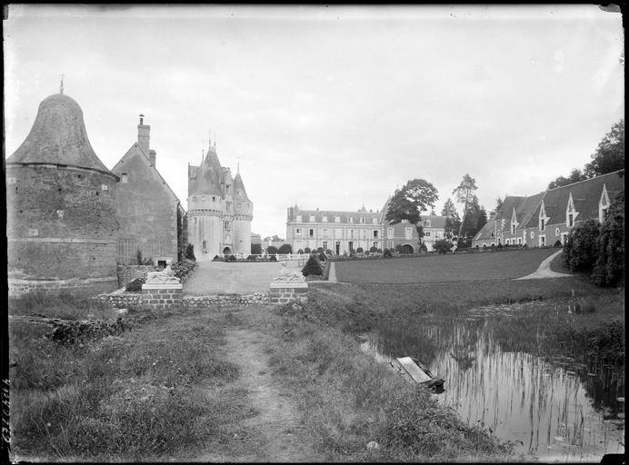 Ensemble : châtelet, tours, logis et communs