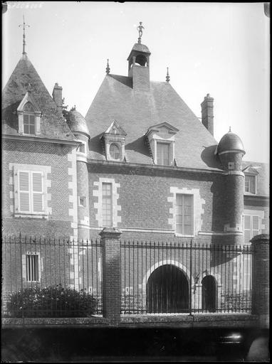 Logis, porche et grille de clôture