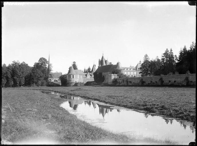 Ensemble et mur d'enceinte, rivière au premier plan