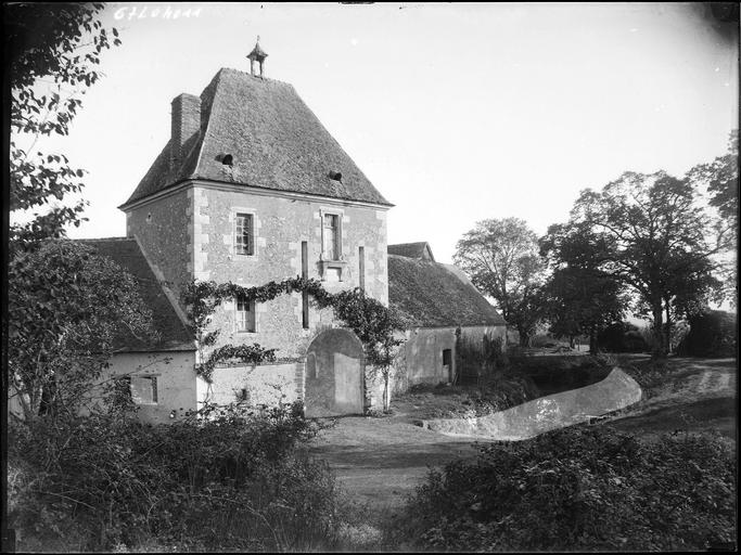 Logis, détail du porche sur parc