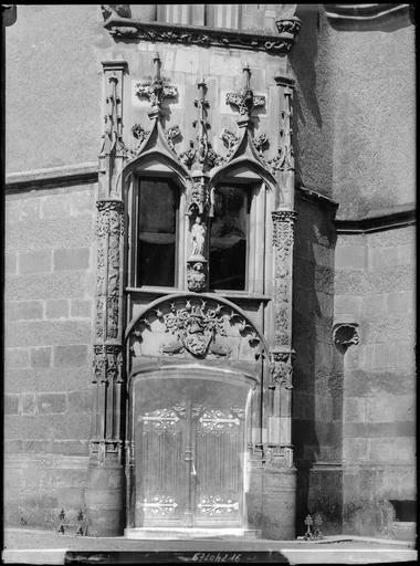 Porte à gable en accolade