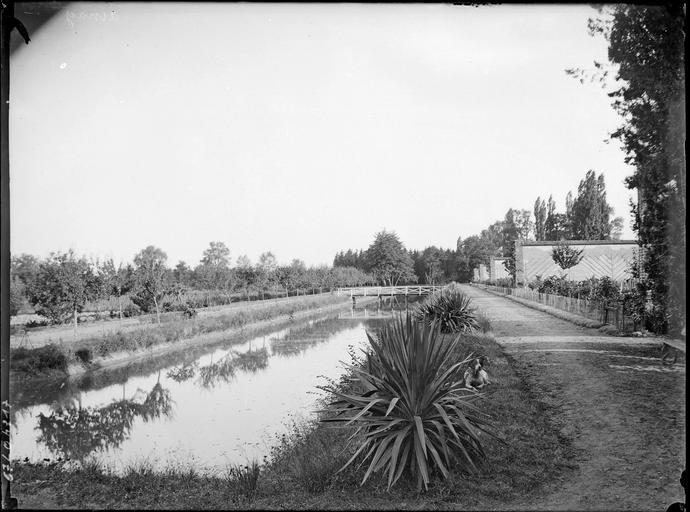 Parc : rivière et point en fer