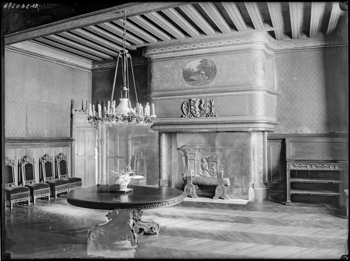 Intérieur : salle à manger avec cheminée